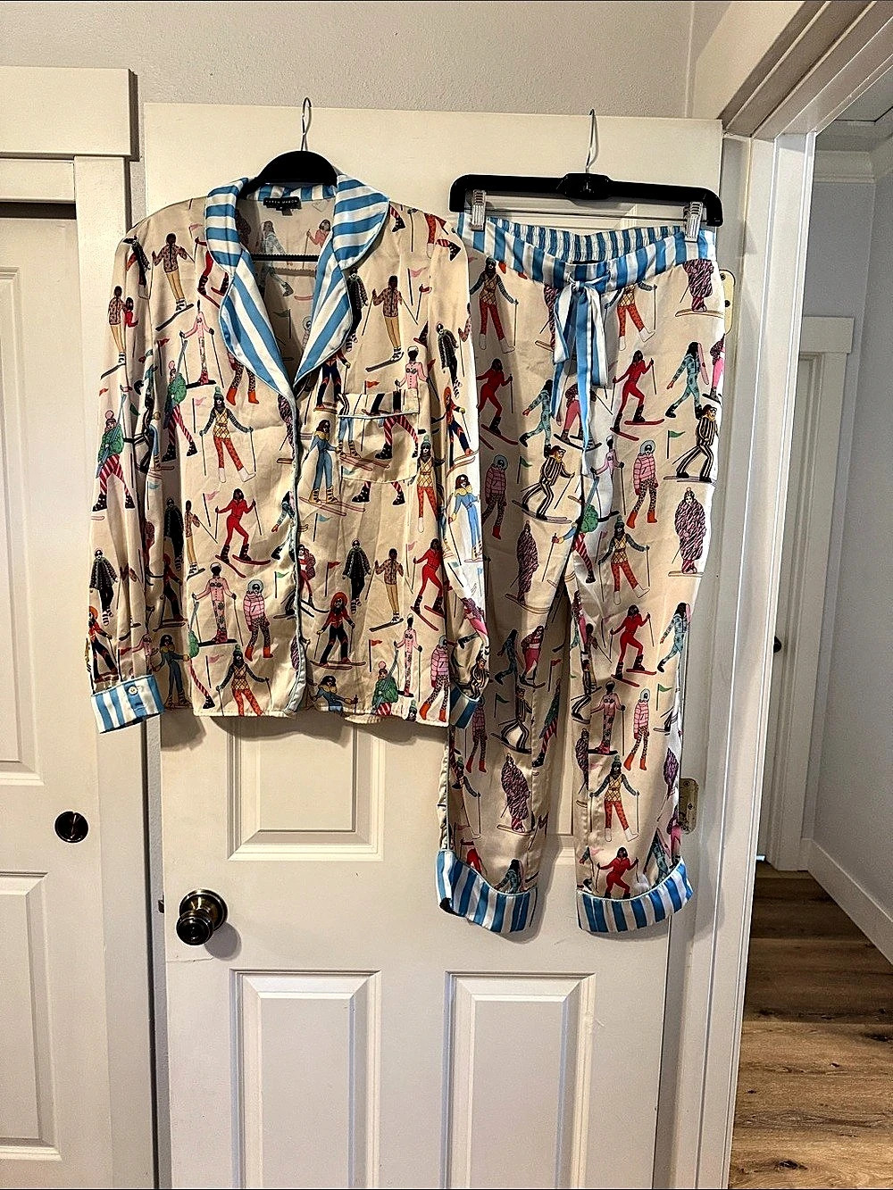 Excellent condition, Karen Mabon Pajama Set in Eggshell & Blue Ski print
